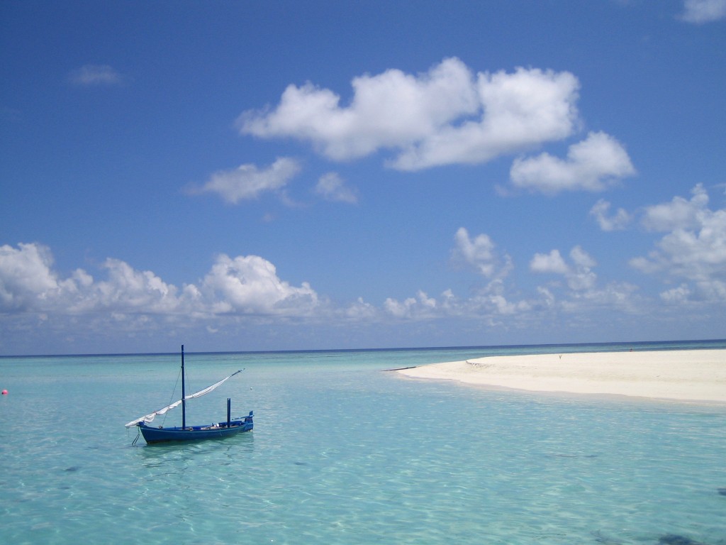 bateau sur l'île de velavaru aux maldives