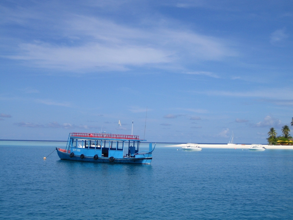 Bateau de plongée sur l'île Velavaru aux Maldives