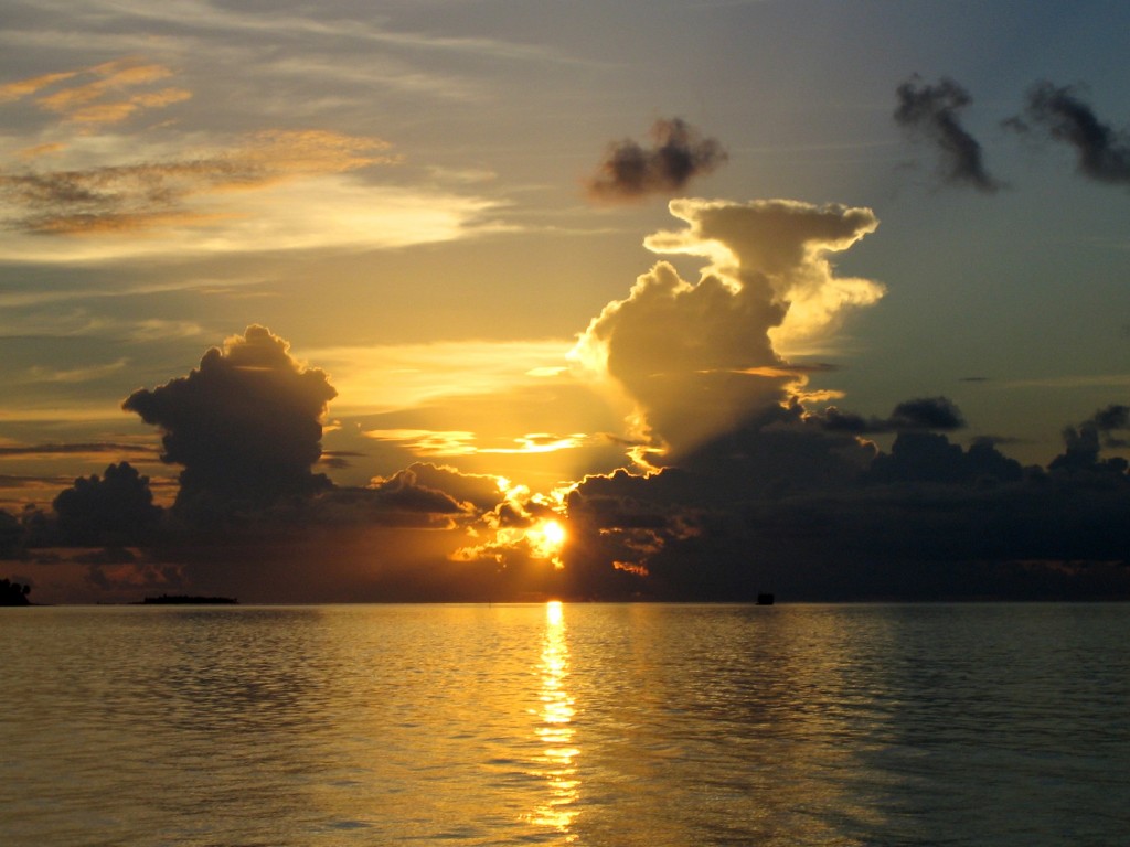 Coucher de soleil - île de Velavaru aux Maldives