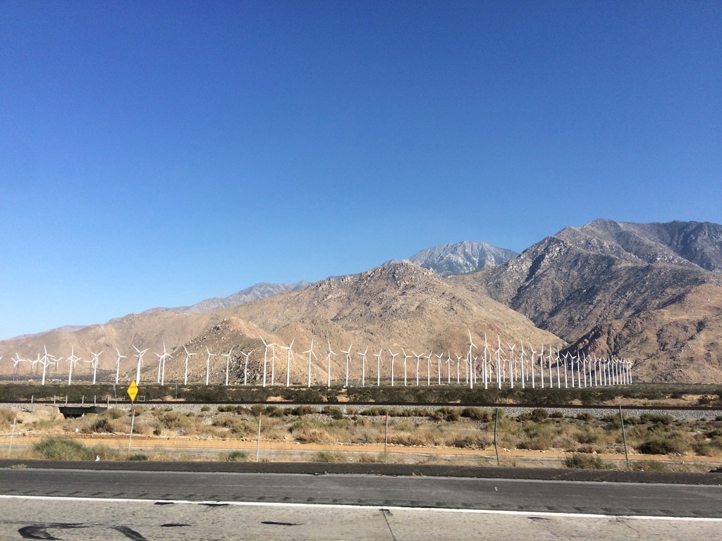 Éoliennes sur la route de Palm Springs en Californie