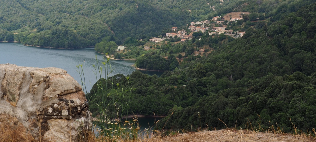Village et Lac de Tolla en Corse