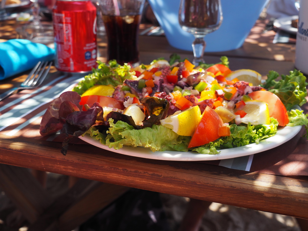 Méga salade du Restaurant Lagon Bleu à Cala d'Orzu en Corse
