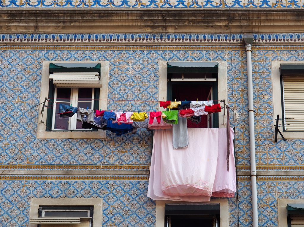 Linge à la fenêtre dans le quartier de l'Alfama à Lisbonne