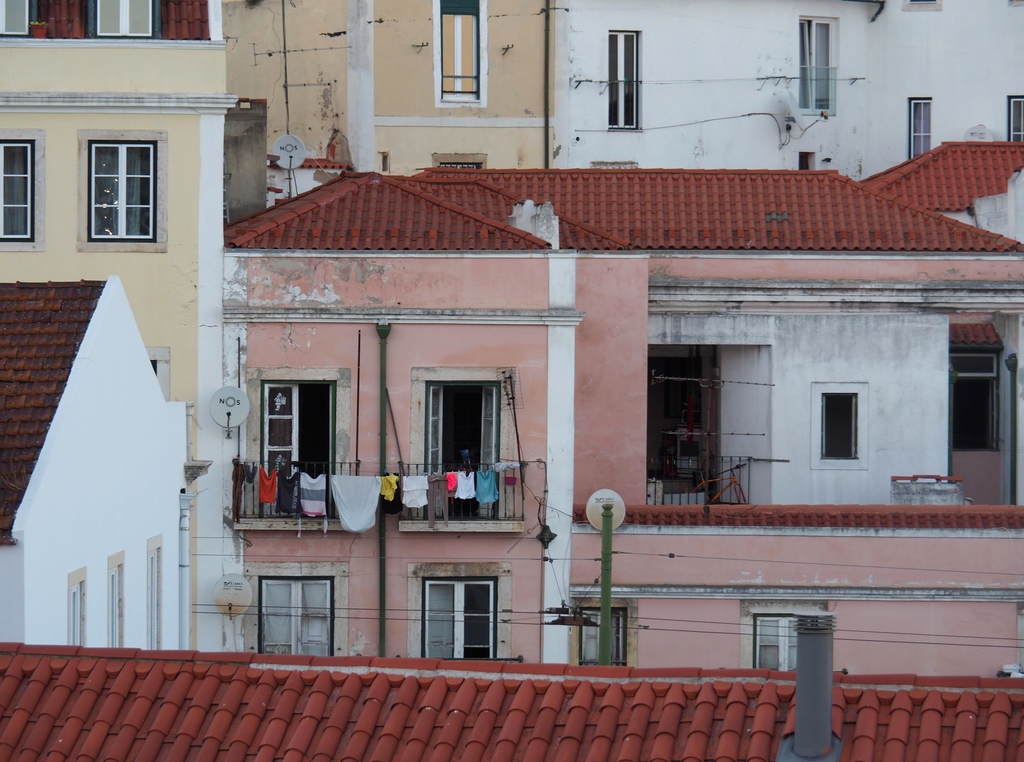 Linge à la fenêtre dans le quartier de l'Alfama à Lisbonne