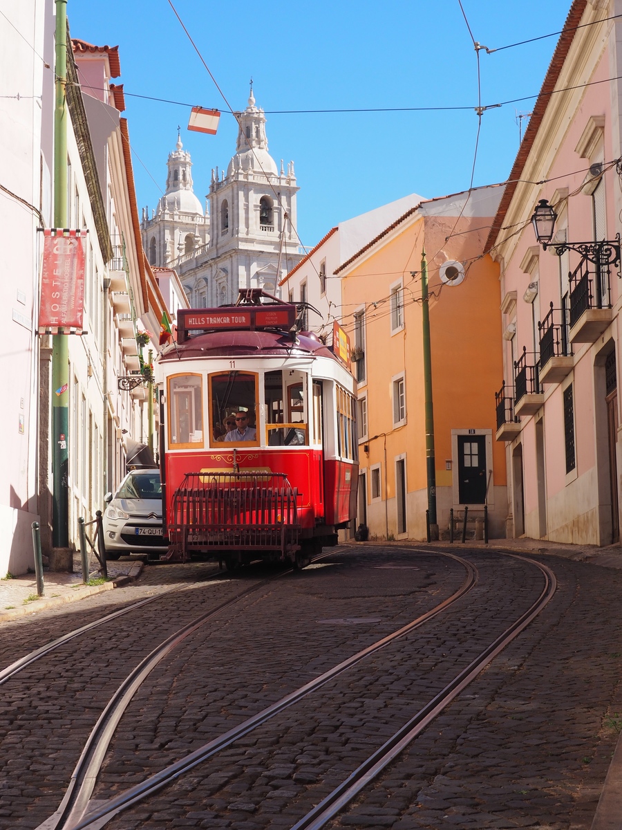 Tramway dans l'Alfama à Lisbonne
