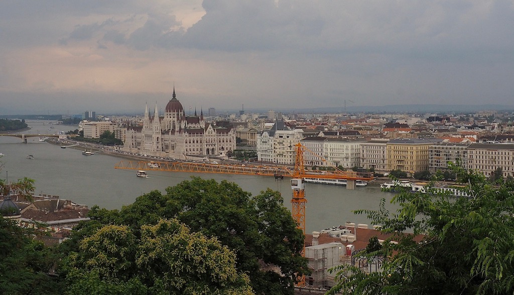 Visite de Budapest en famille, itinéraire sur 5 jours. Balade dans le quartier du château - Vue sur Pest et sur le Parlement