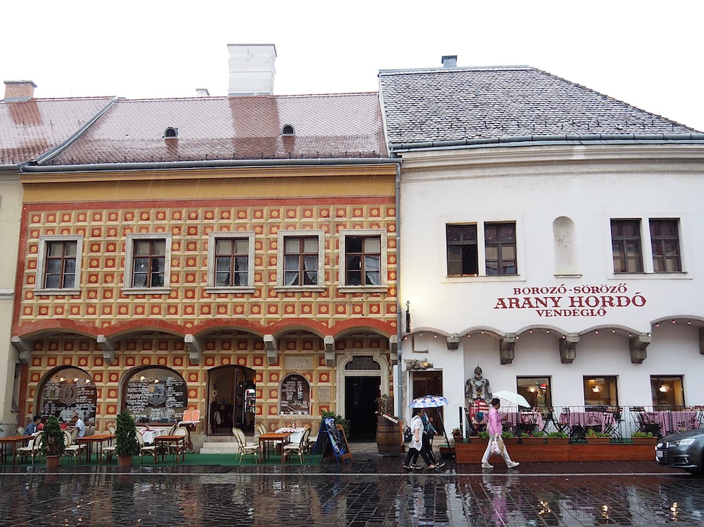 Visite de Budapest en famille, itinéraire sur 5 jours. Balade dans le quartier du château - Tarnok Café