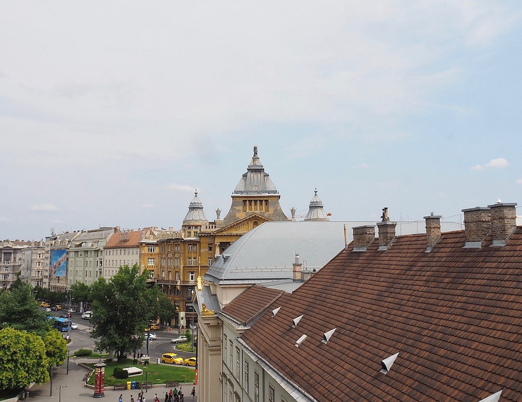 Visite de Budapest en famille, itinéraire sur 5 jours - Balade dans le quartier du Bois de la ville - Vue de l'appartement - Deak Ter