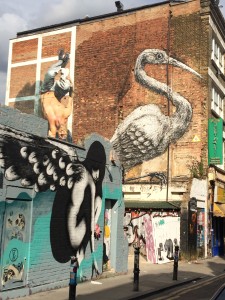 Grue de ROA et dessin de Martin Ron sur Hanbury street à Londres