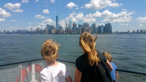 Vue sur Manhattan du Ferry pour Ellis Island New York