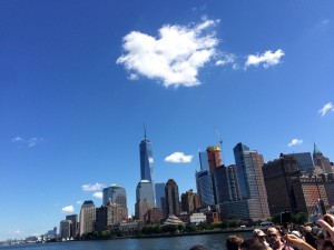 Vue sur Manhattan du Ferry pour Ellis Island New York