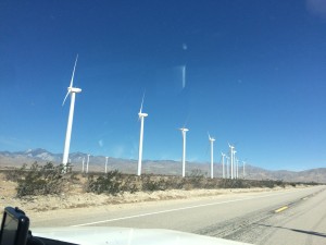 éoliennes sur la route de Joshua Tree National Park, Californie