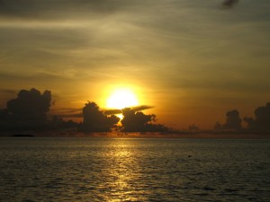 Coucher de soleil - île de Velavaru aux Maldives