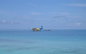 hydravion sur l'île de Velavaru aux Maldives
