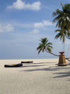 plage de l'île de Velavaru aux Maldives