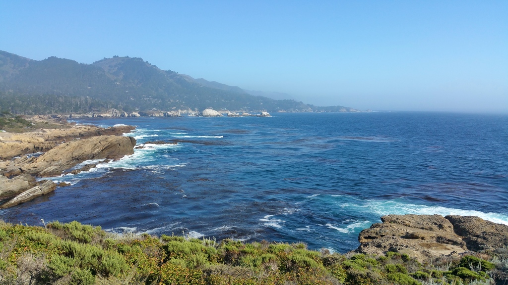 La côte pacifique vue de Point Lobos Natural State Reserve sur la route 1 en Californie.