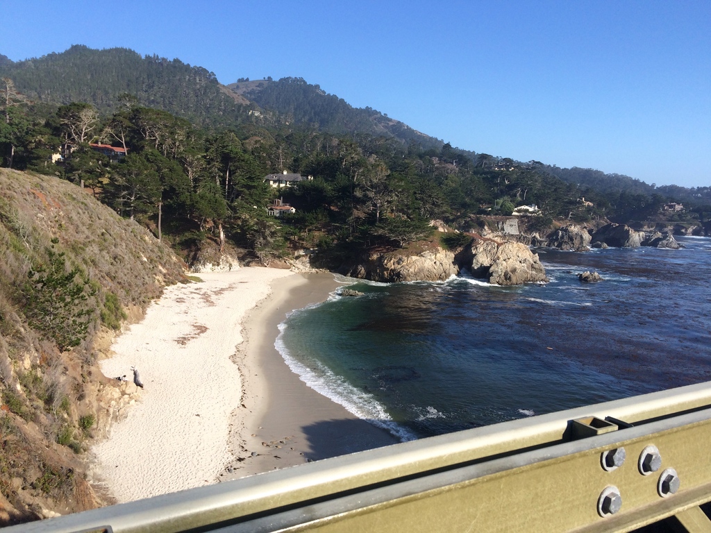 Plage de "Gibson beach" de Point Lobos Natural State Reserve sur la route 1 en Californie.