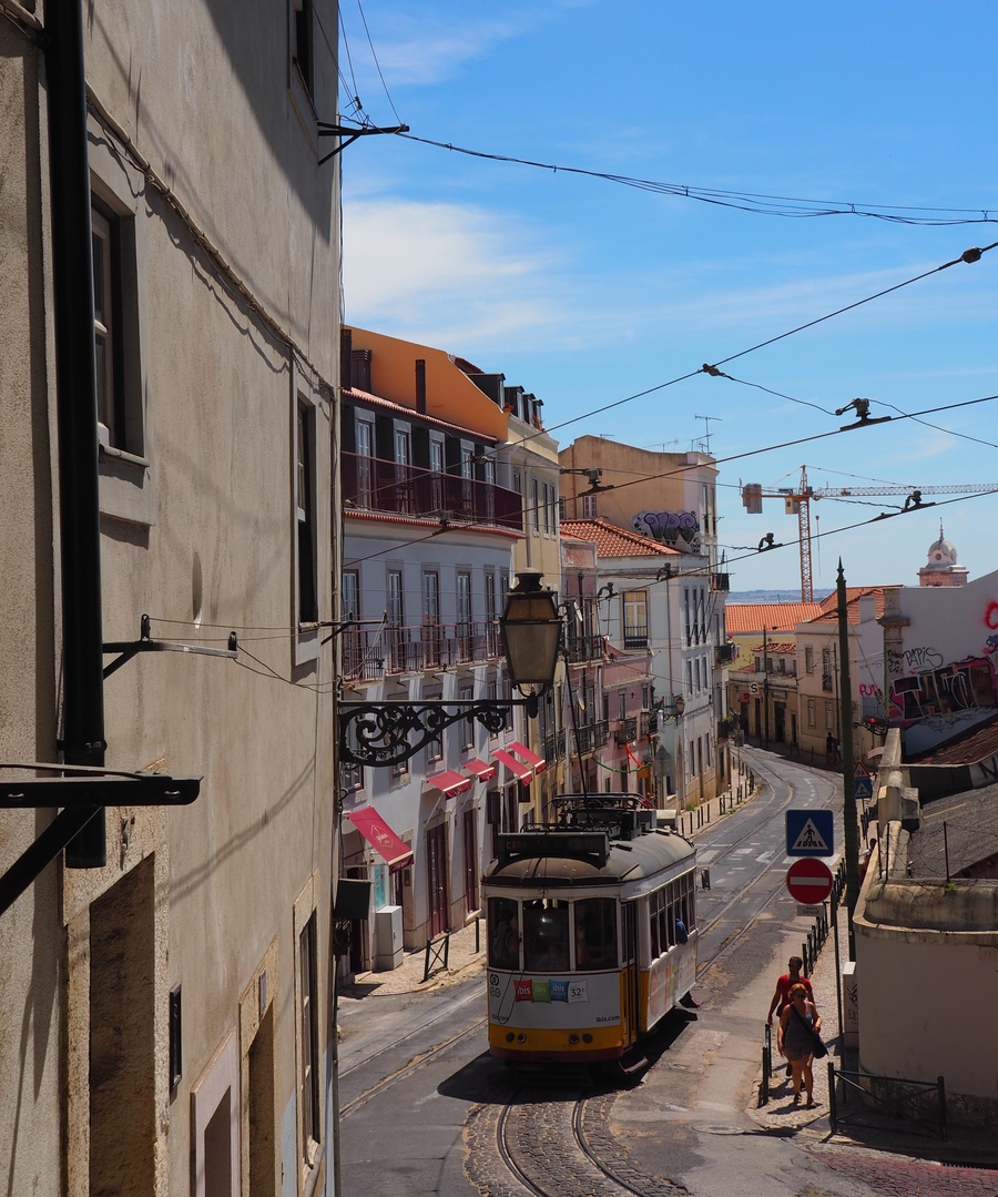 Tramway 28 rua da Escolas Gerais dans l'Alfama à Lisbonne