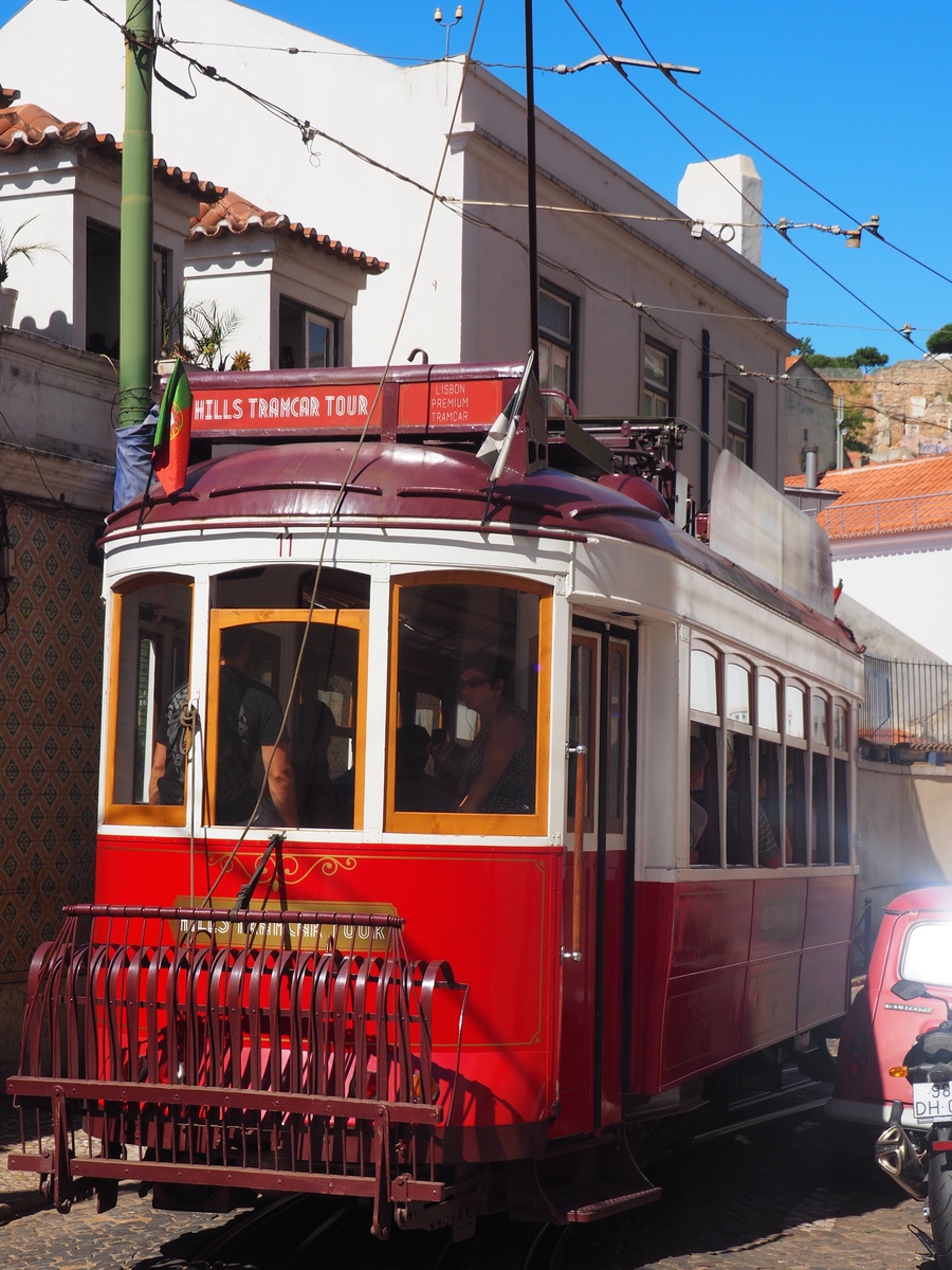 Tramway dans l'Alfama à Lisbonne