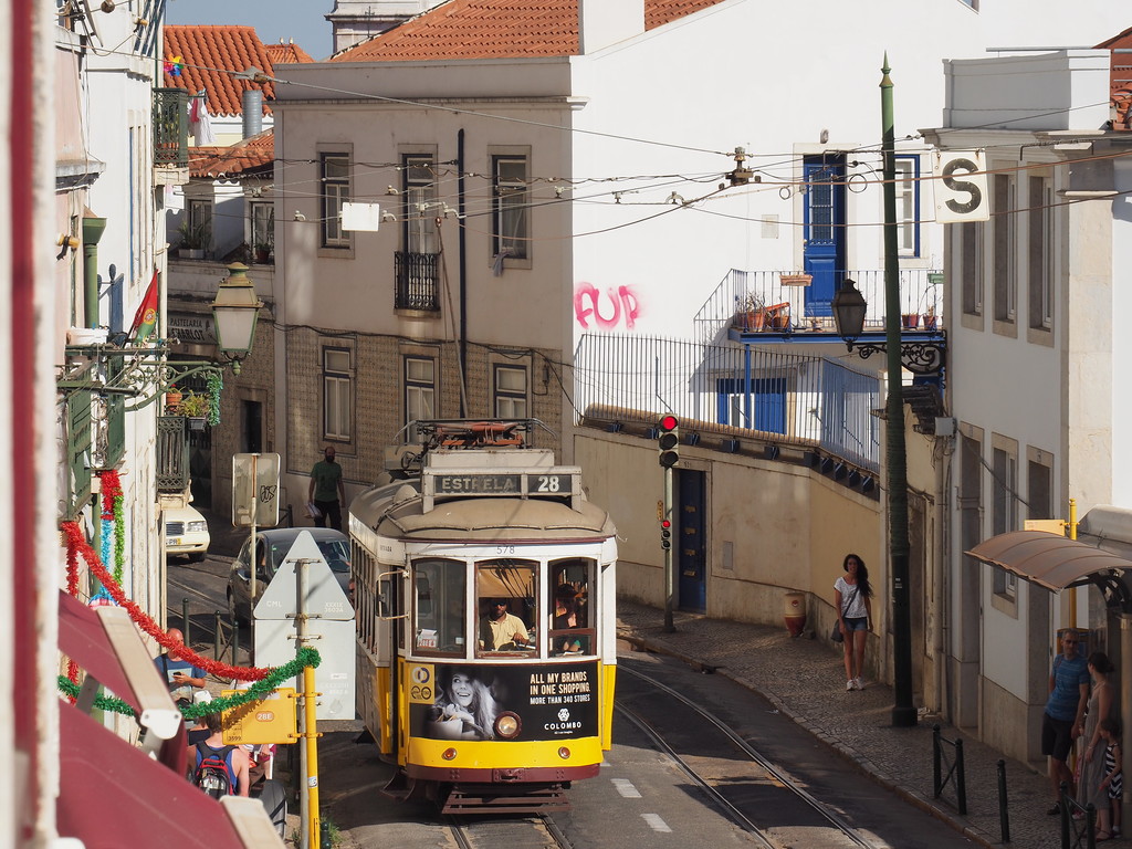Tram 28 dans l'Alfama - rue da Escolas de Gerais à Lisbonne