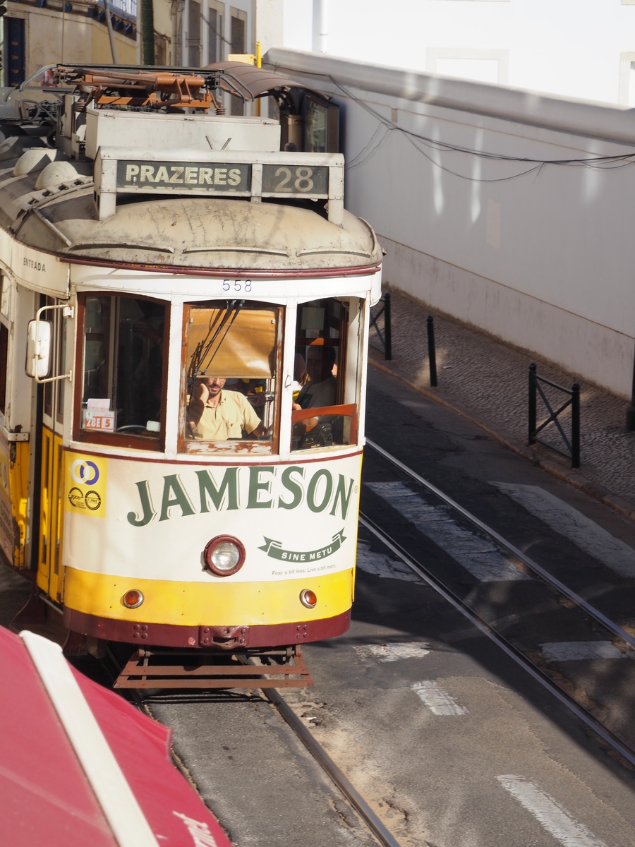 Tram 28 dans l'Alfama à Lisbonne