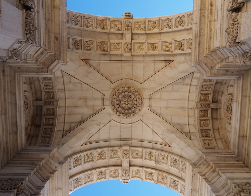Look up ! Arco da rue Augusta à Lisbonne