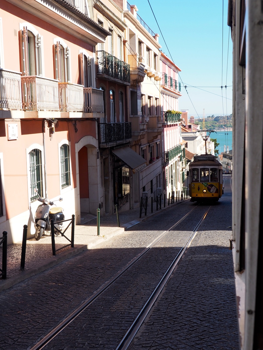 Tram 28 dans les charmantes ruelles de l'Alfama à Lisbonne