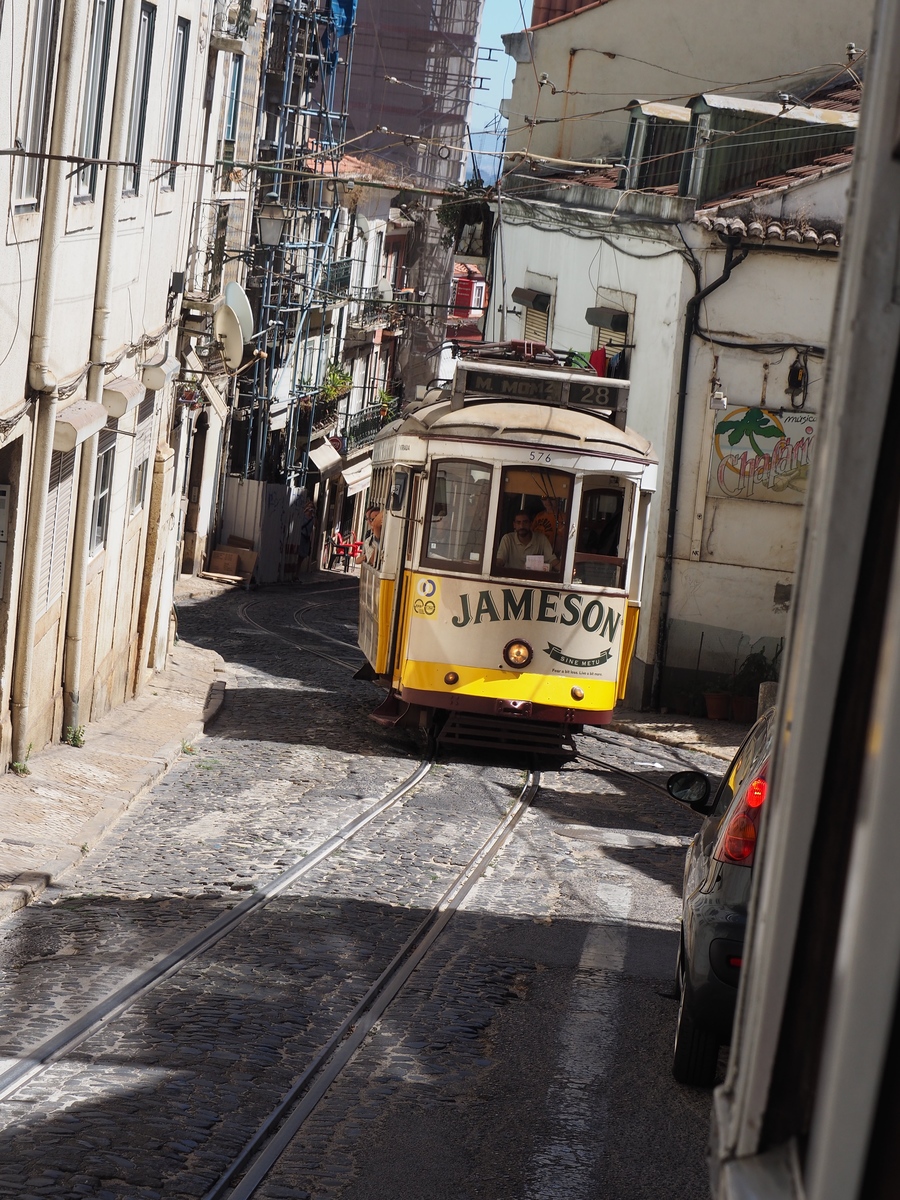 Tram 28 dans l'Alfama à Lisbonne