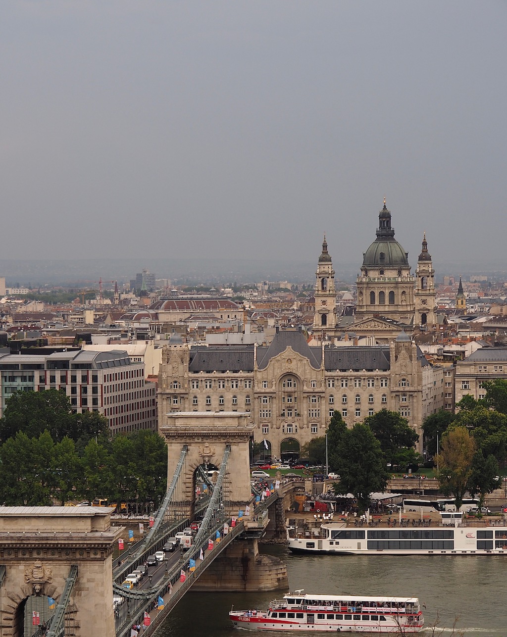 Visiter Budapest en famille, itinéraire sur 5 jours. Balade dans le quartier du château - Vue sur Pest et le pont des Chaînes
