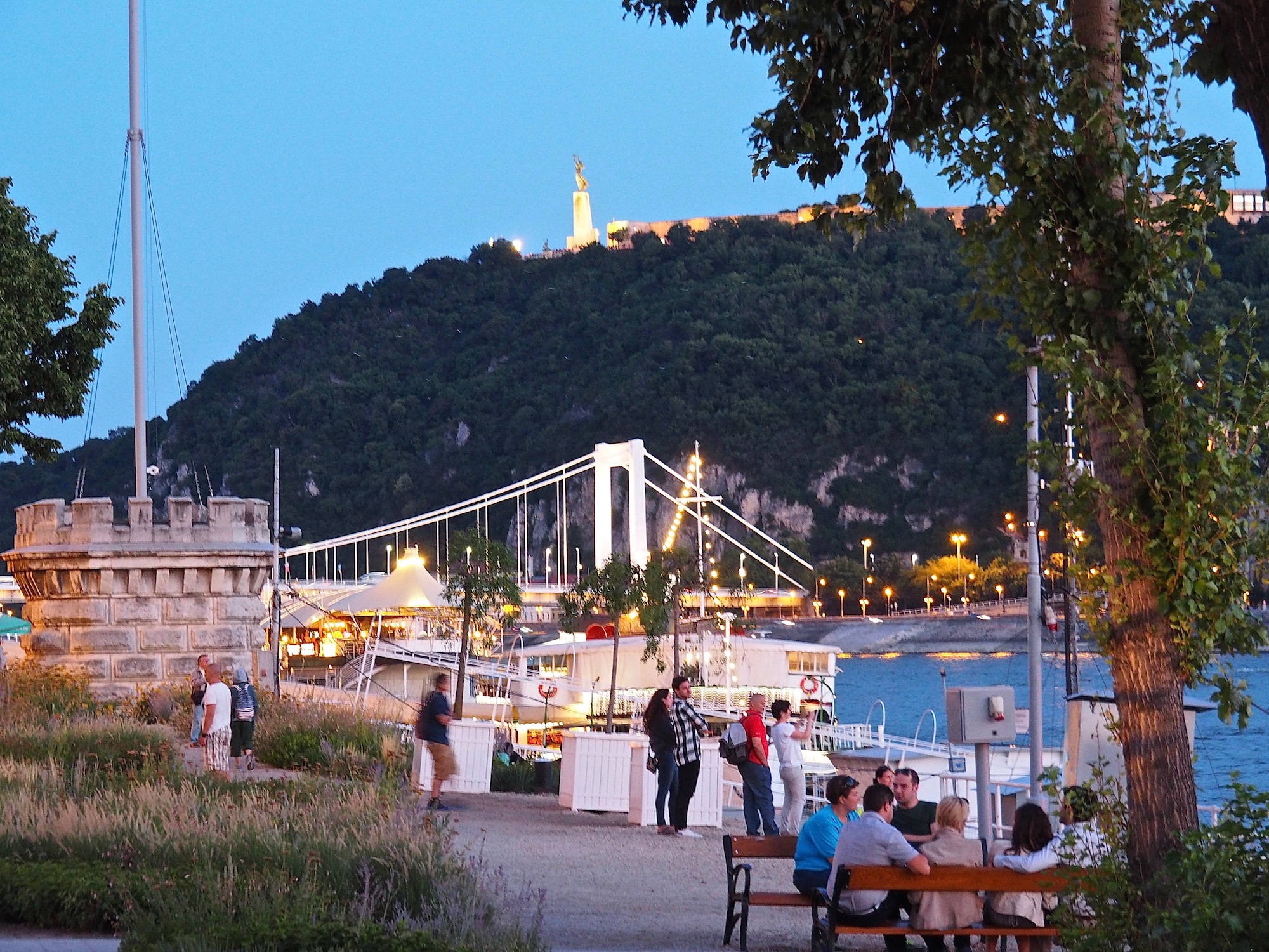 Visiter Budapest en famille, itinéraire sur 5 jours - Au pied du Pont des Chaînes