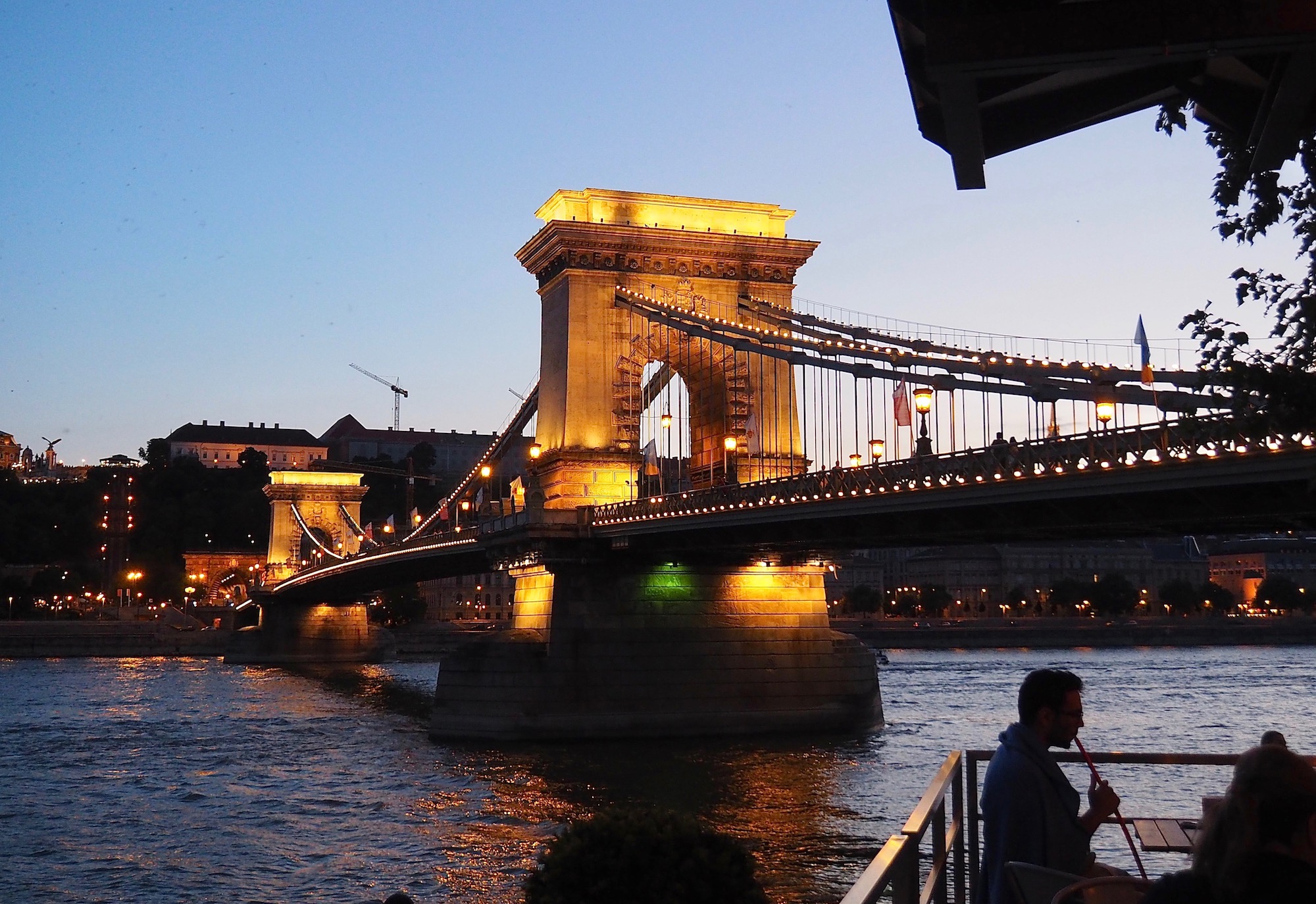 Visiter Budapest en famille, itinéraire sur 5 jours - Café Raqpart au pied du Pont des Chaînes