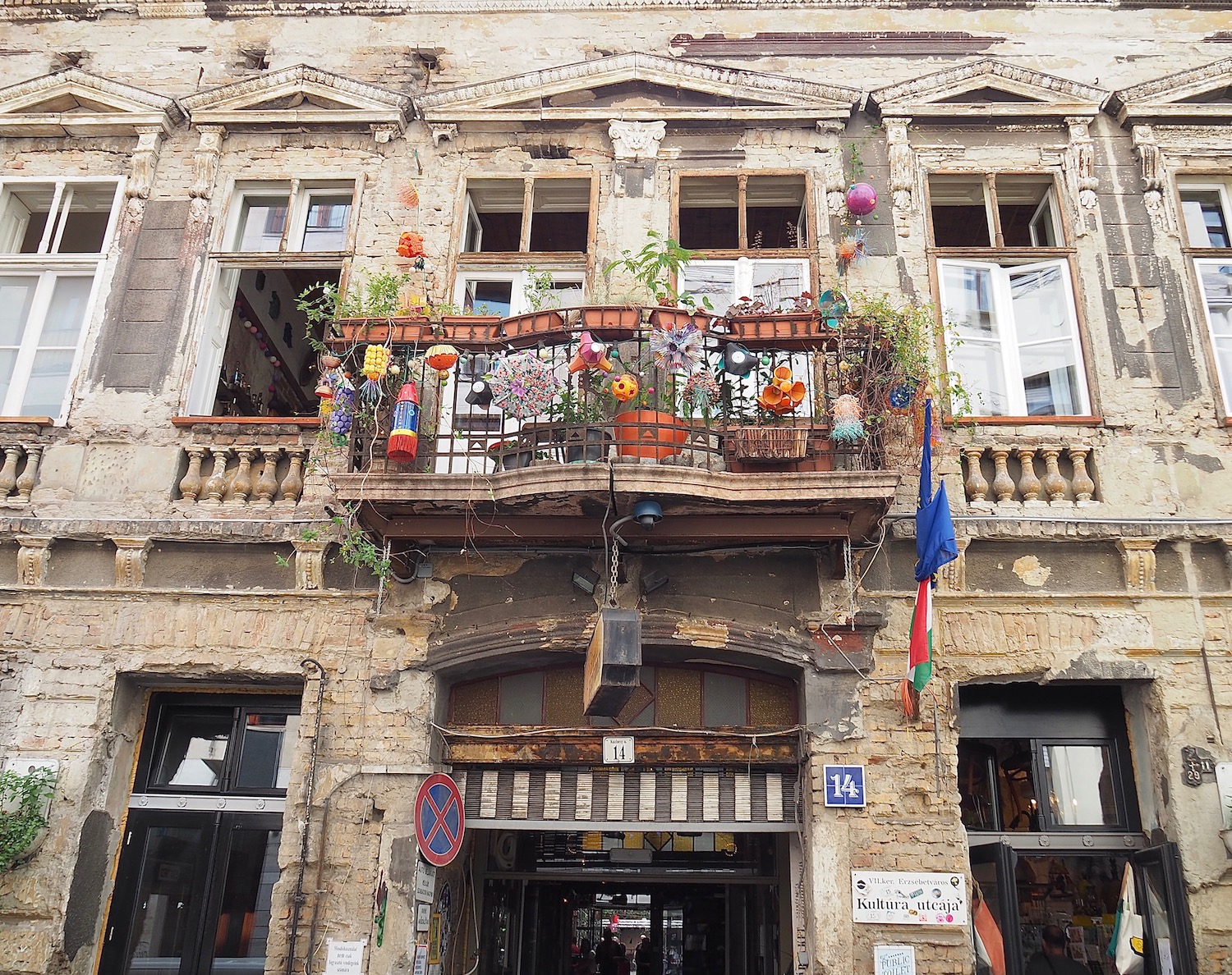 Visiter Budapest en famille, itinéraire sur 5 jours - Balade dans le quartier juif - Erzsebetvaros - Façade du Szimpla Bar