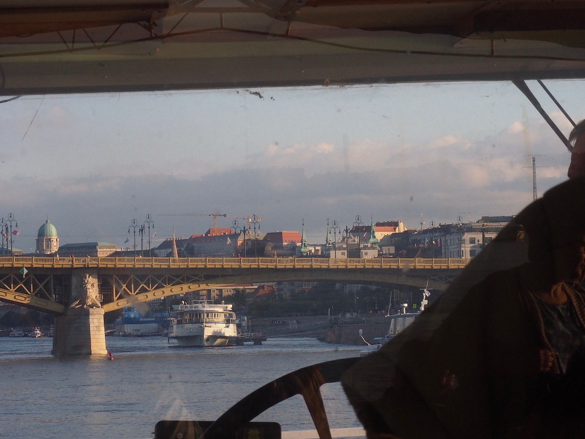 Visiter Budapest en famille, itinéraire sur 5 jours - Sur le Danube, à bord du ferry BKK