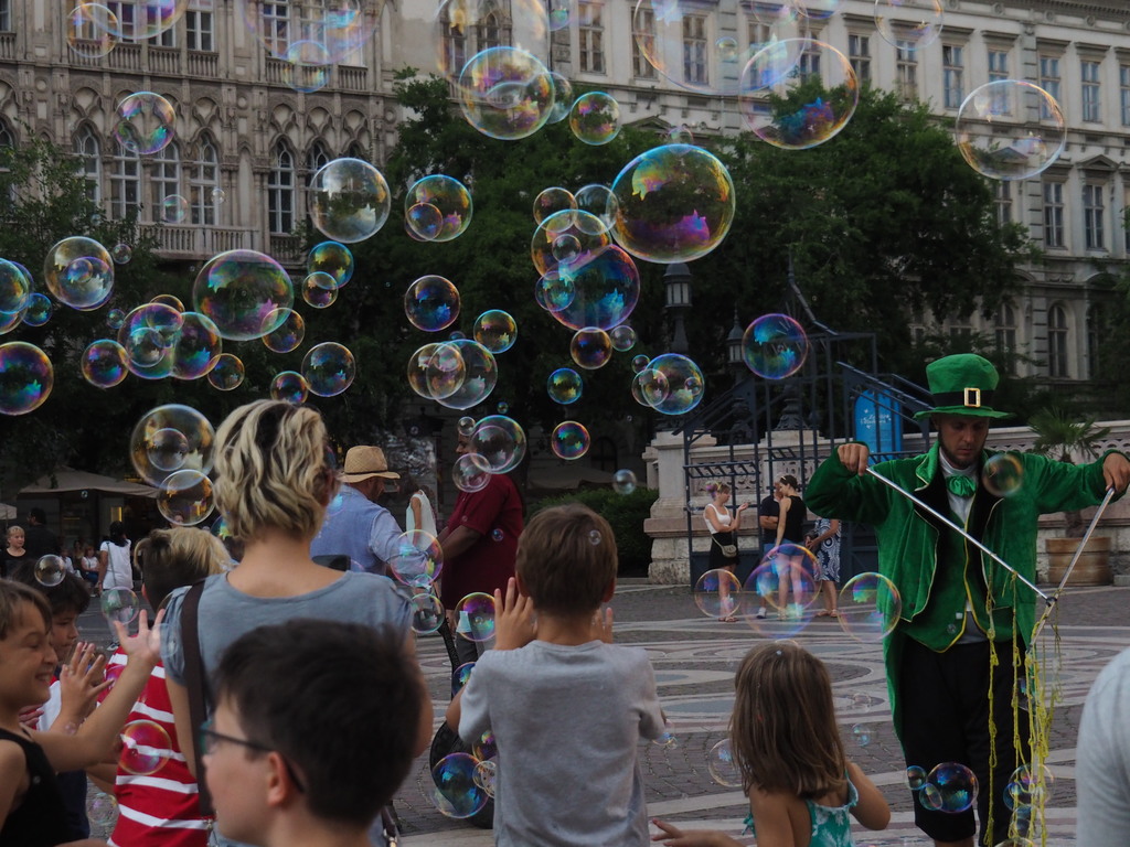 Visiter Budapest en famille, itinéraire sur 5 jours. Jeux de bulles sur le parvis de la Basilique Saint-Etienne