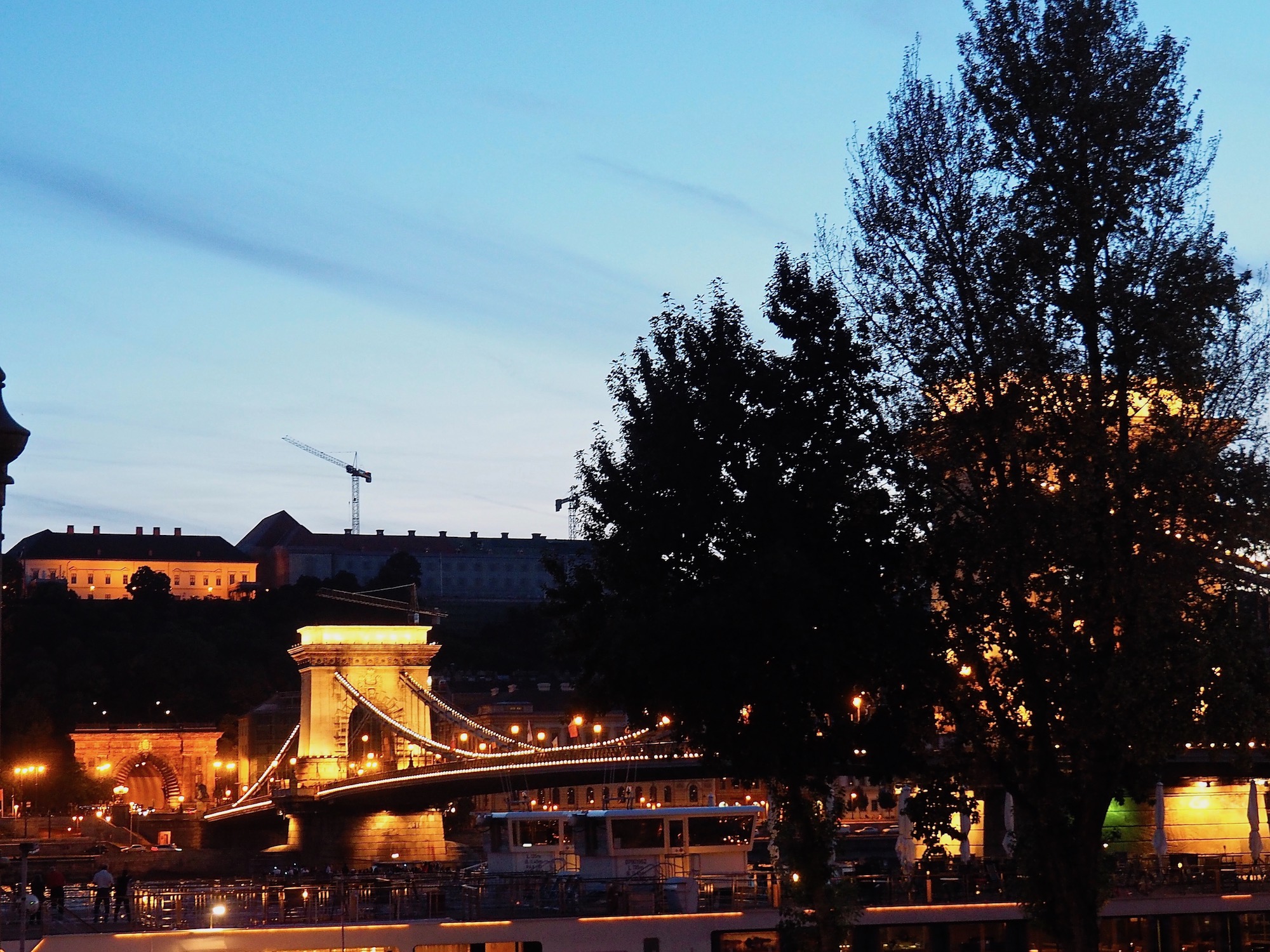 Visiter Budapest en famille, itinéraire sur 5 jours - Bord du Danube - Pont des Chaînes de nuit