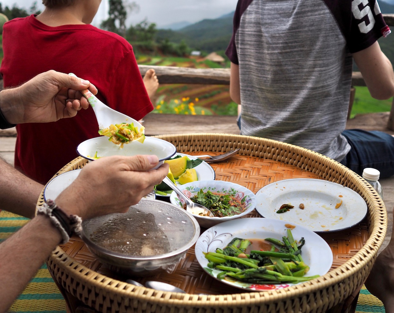 Une nuit dans les rizières de Ban Pa Pong Pieng dans la province de Chiang Mai : dîner avec vue de notre guest house